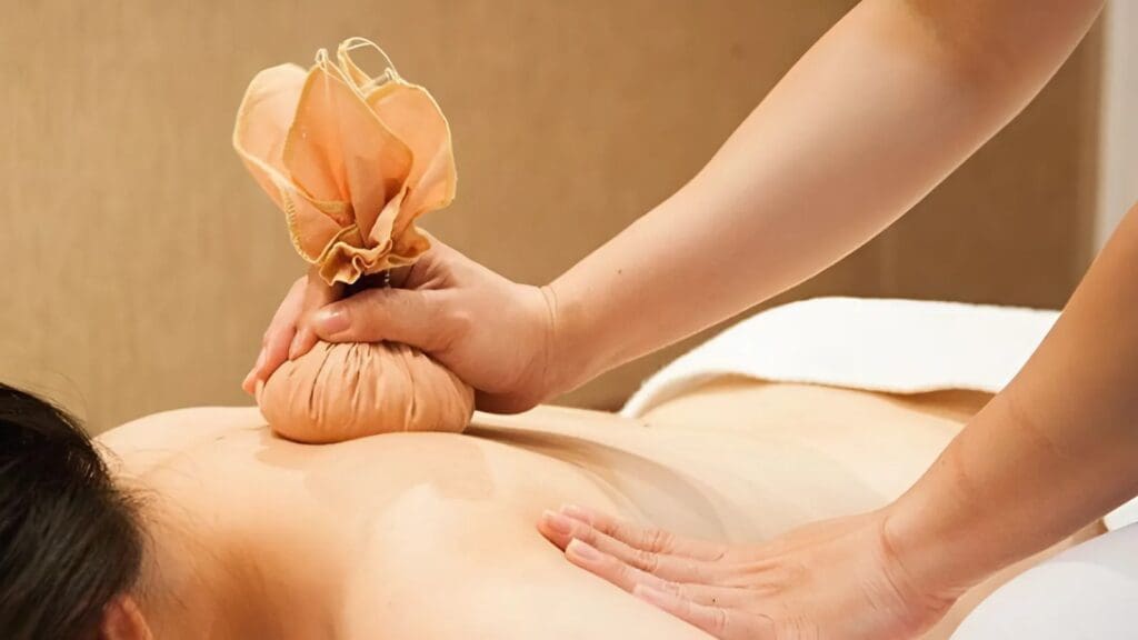 Cách kết hợp giác hơi với massage và chườm nóng lạnh tại nhà