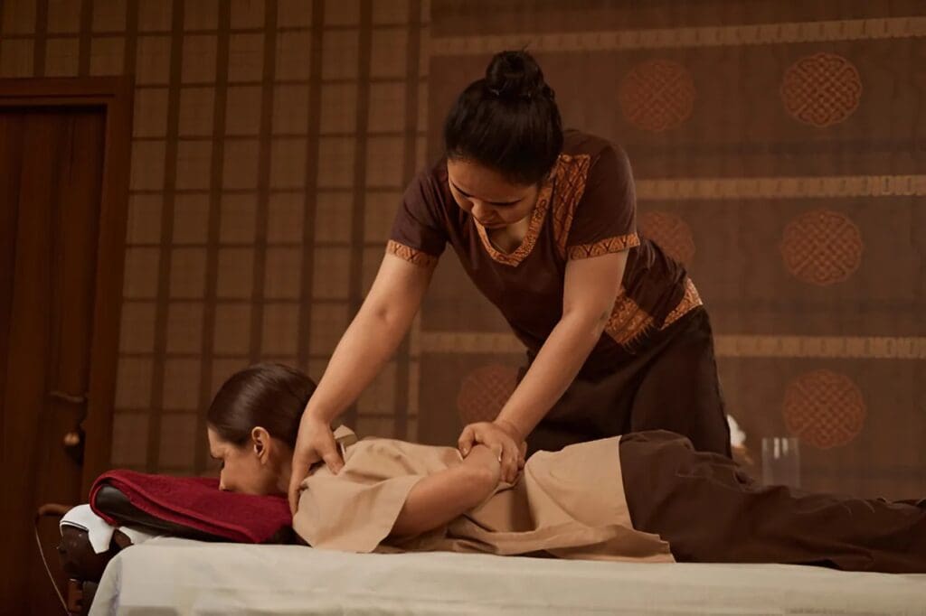 Cách kết hợp giác hơi với massage Thái giúp thư giãn sâu