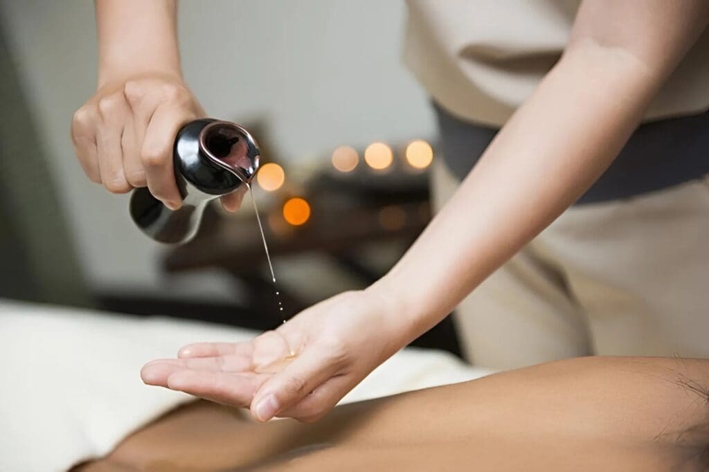 Cách kết hợp giác hơi với massage bằng tinh dầu xoa bóp thư giãn